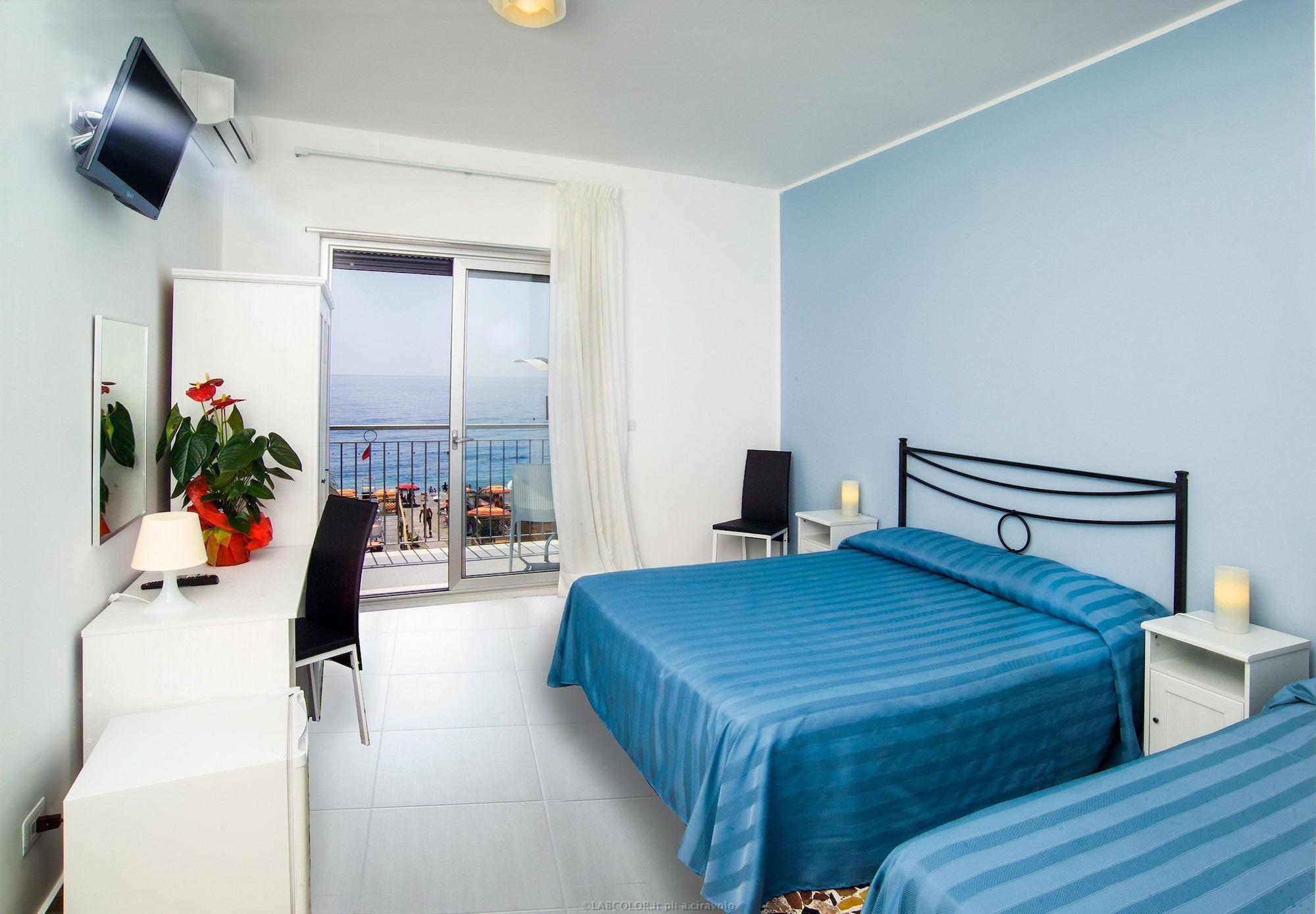 לטויאני Maniel Beach Hotel מראה חיצוני תמונה