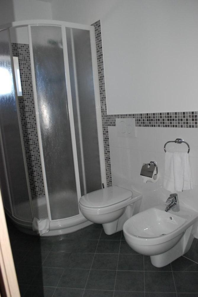 לטויאני Maniel Beach Hotel מראה חיצוני תמונה