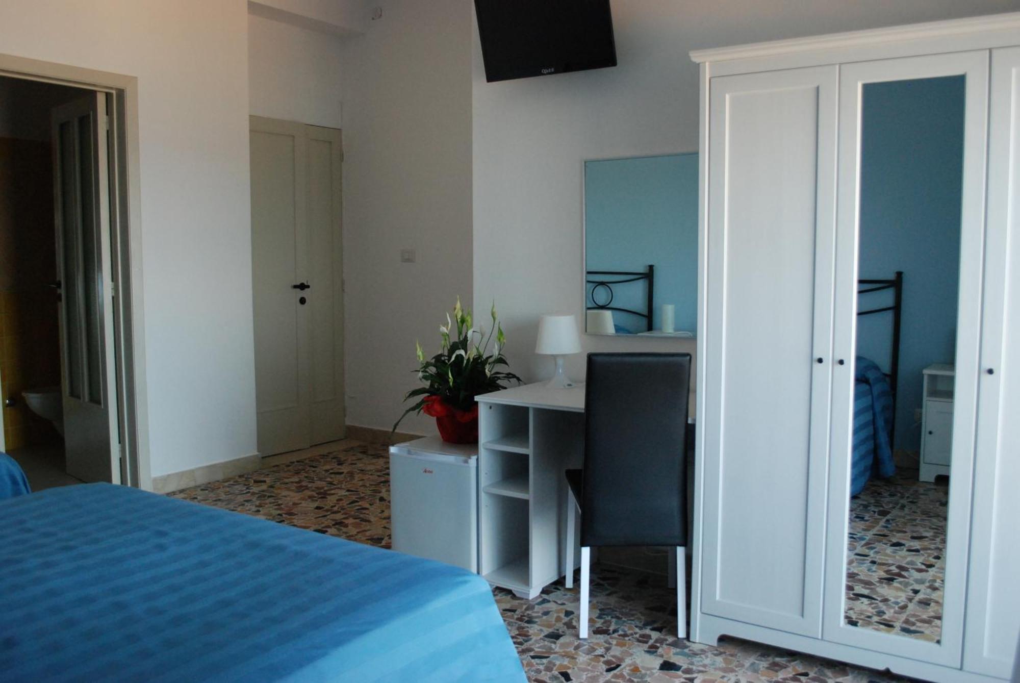 לטויאני Maniel Beach Hotel חדר תמונה