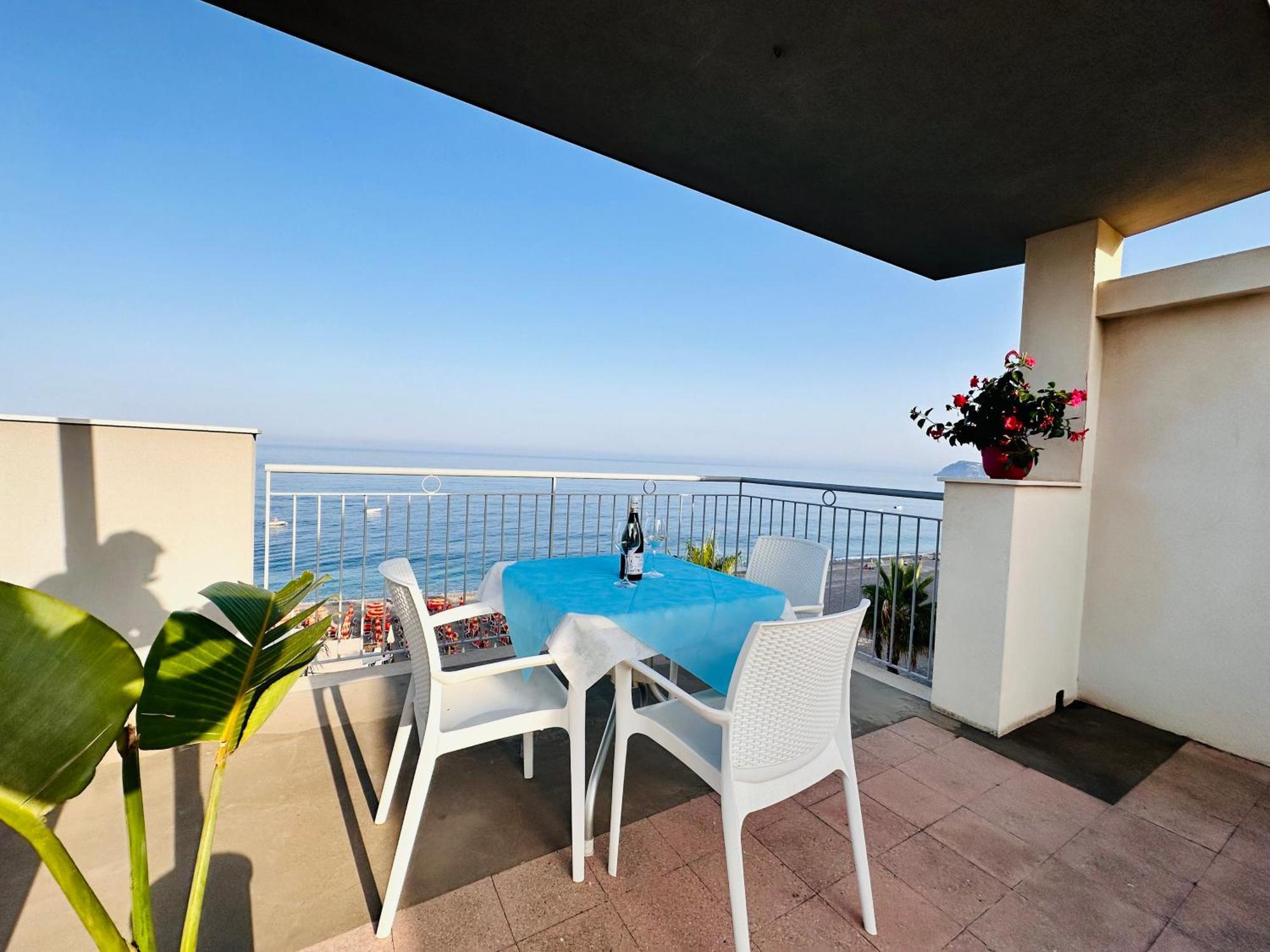 לטויאני Maniel Beach Hotel מראה חיצוני תמונה