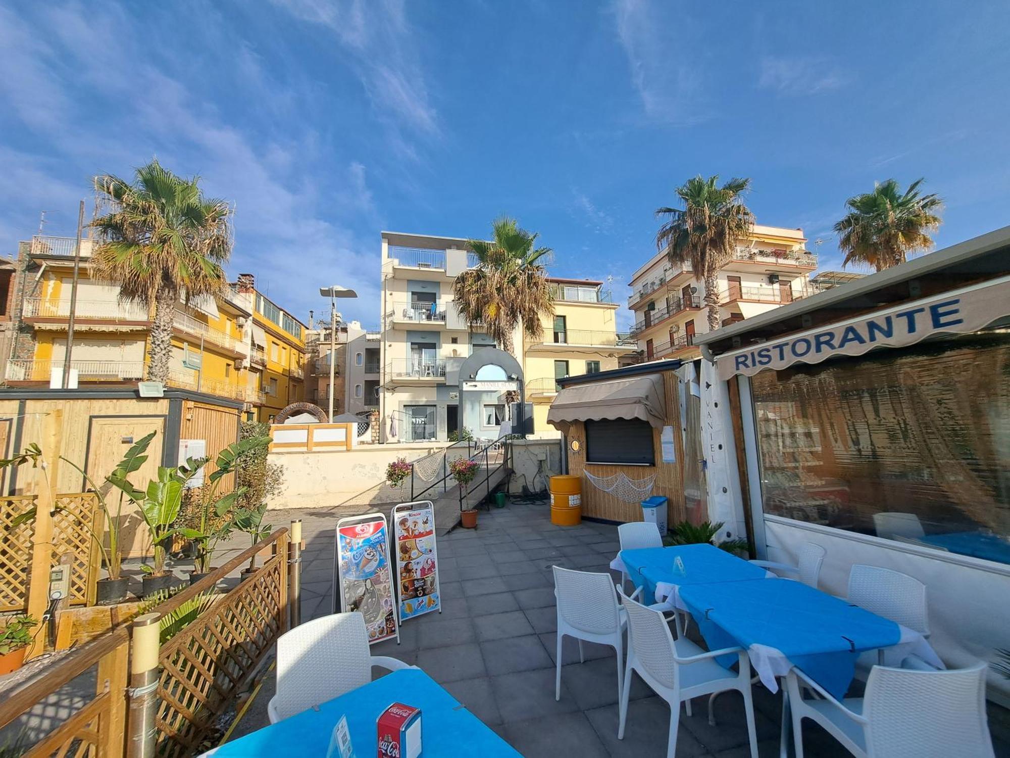 לטויאני Maniel Beach Hotel מראה חיצוני תמונה