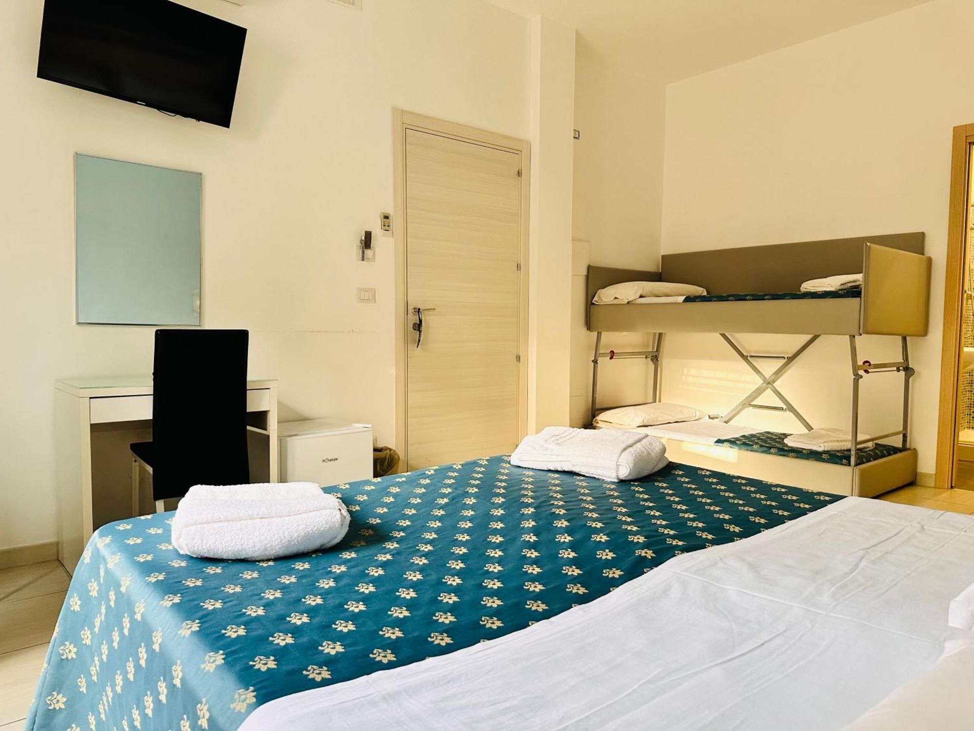 לטויאני Maniel Beach Hotel מראה חיצוני תמונה