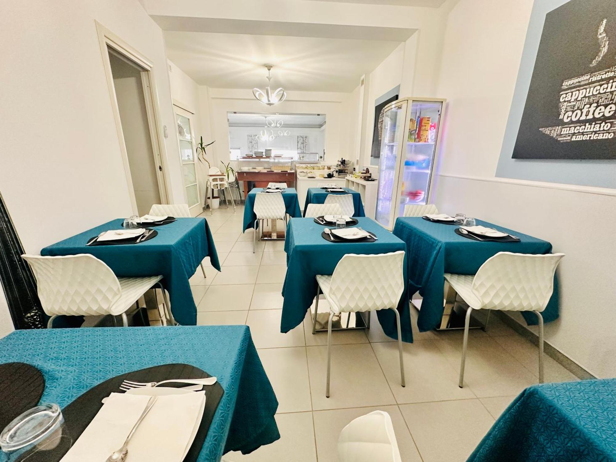 לטויאני Maniel Beach Hotel מראה חיצוני תמונה
