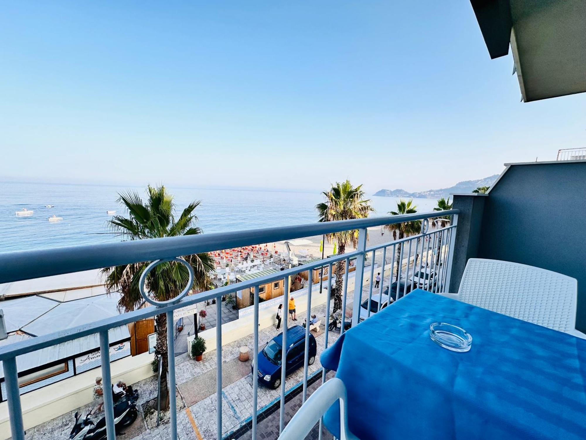 לטויאני Maniel Beach Hotel מראה חיצוני תמונה