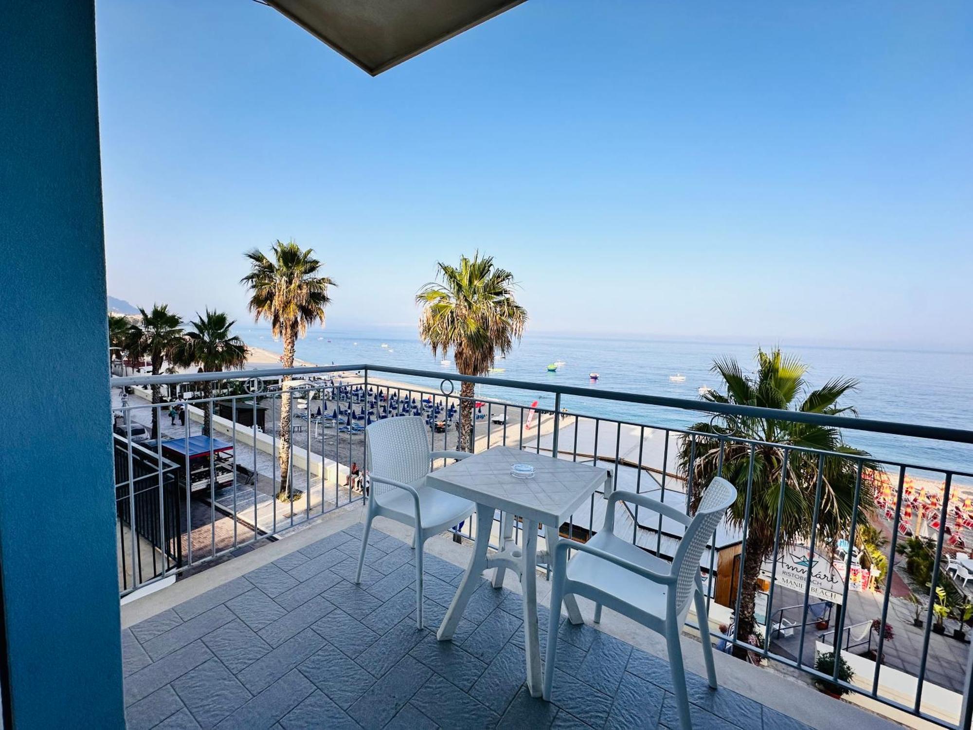 לטויאני Maniel Beach Hotel מראה חיצוני תמונה