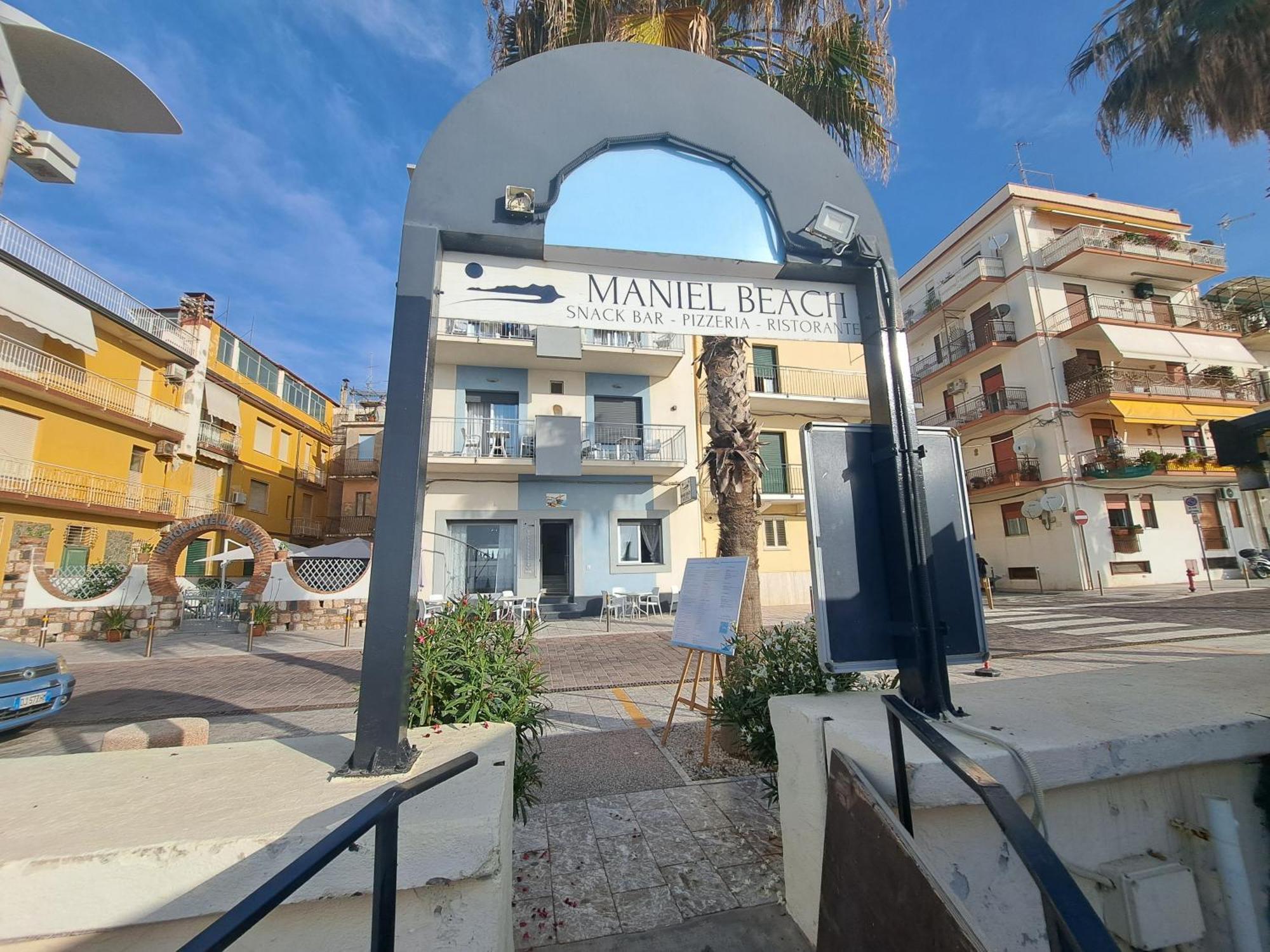 לטויאני Maniel Beach Hotel מראה חיצוני תמונה