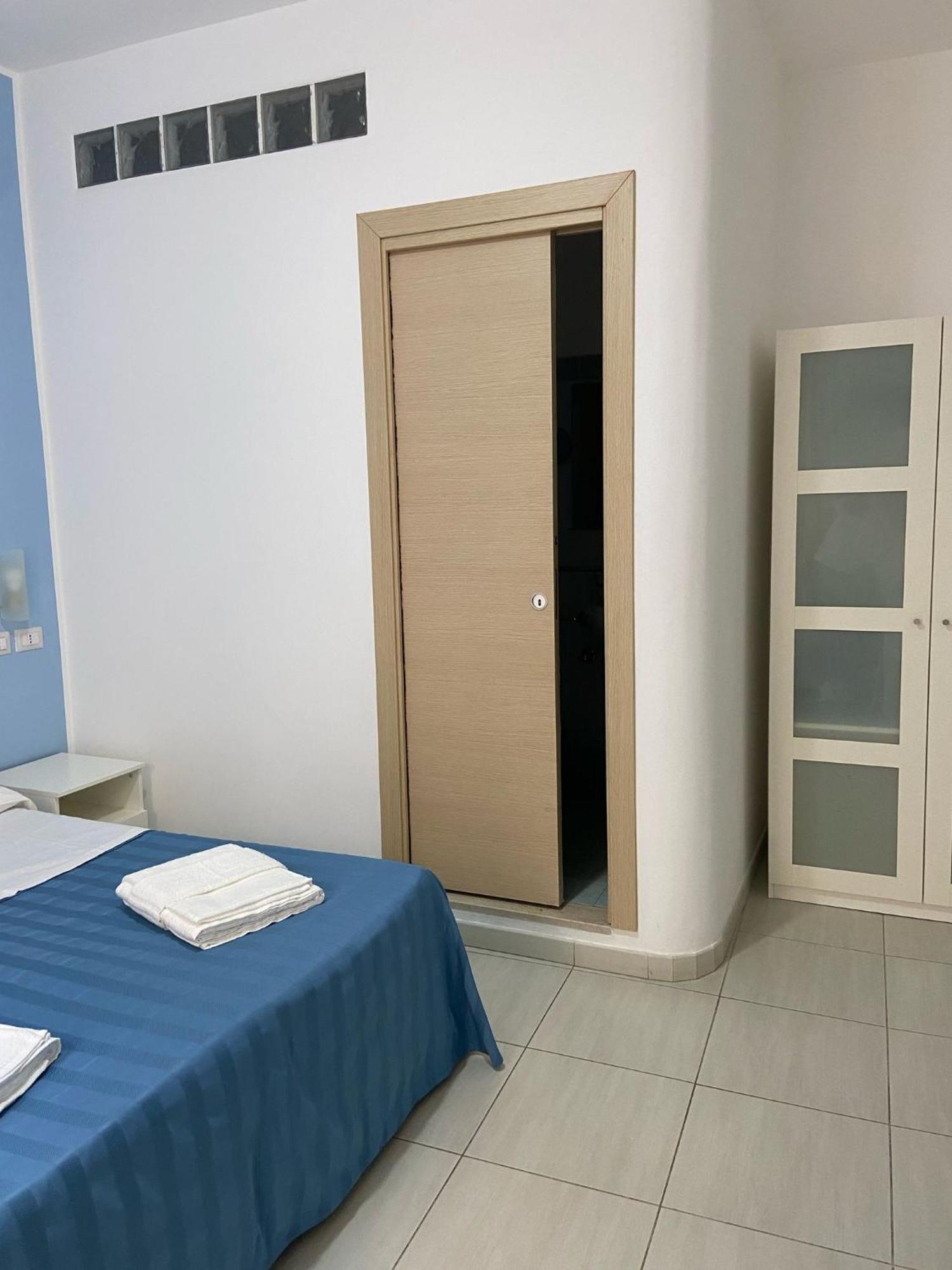 לטויאני Maniel Beach Hotel מראה חיצוני תמונה