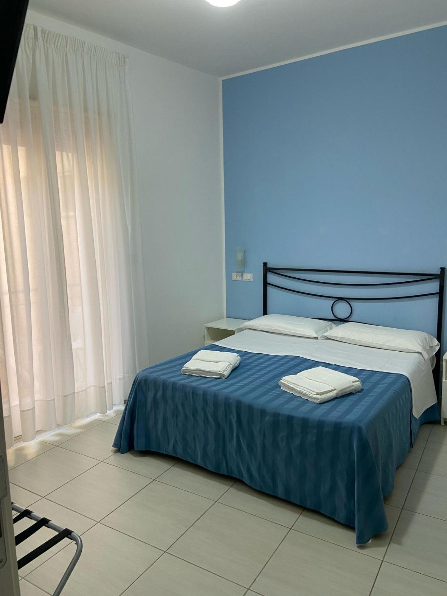 לטויאני Maniel Beach Hotel מראה חיצוני תמונה