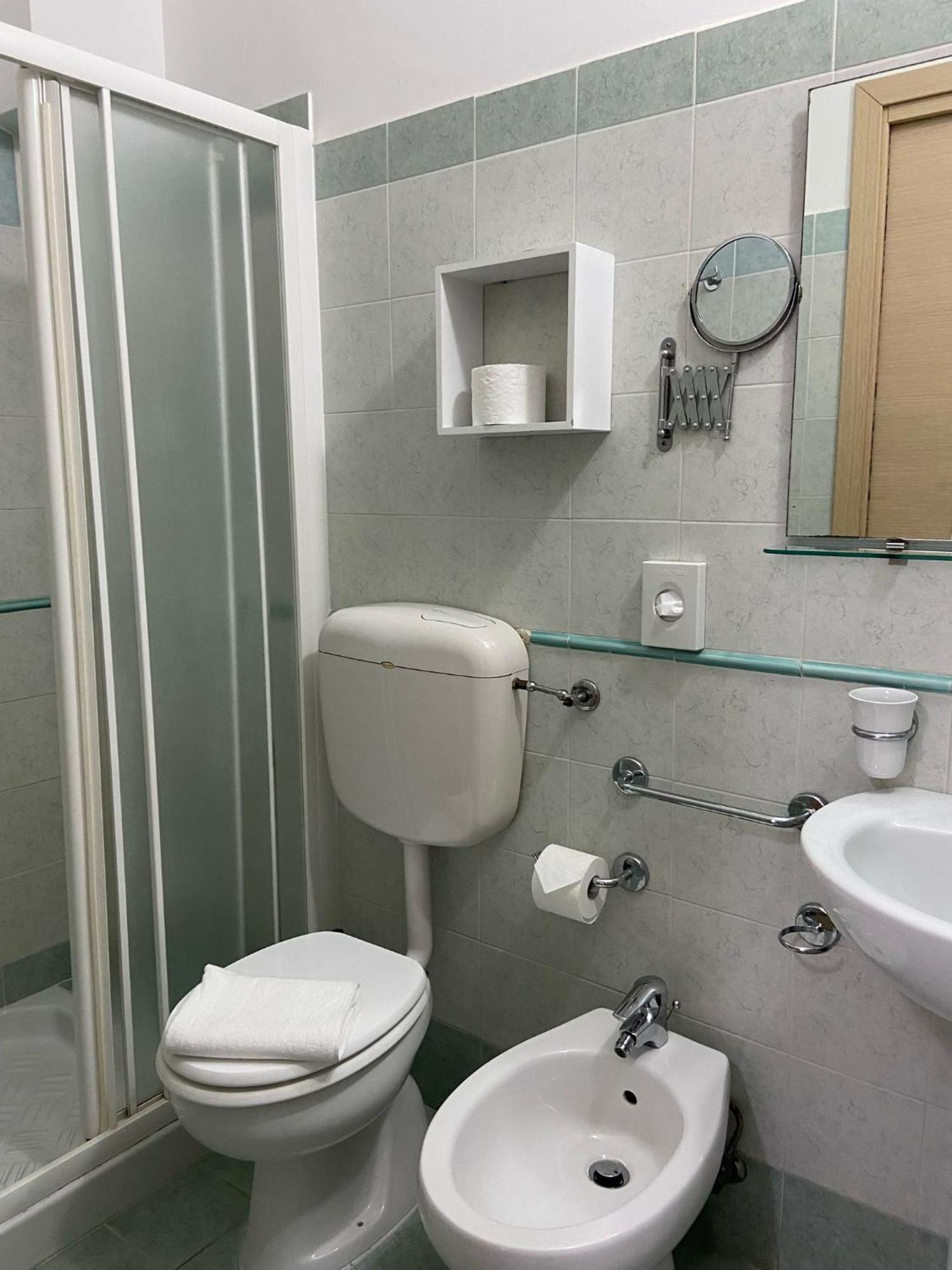 לטויאני Maniel Beach Hotel מראה חיצוני תמונה