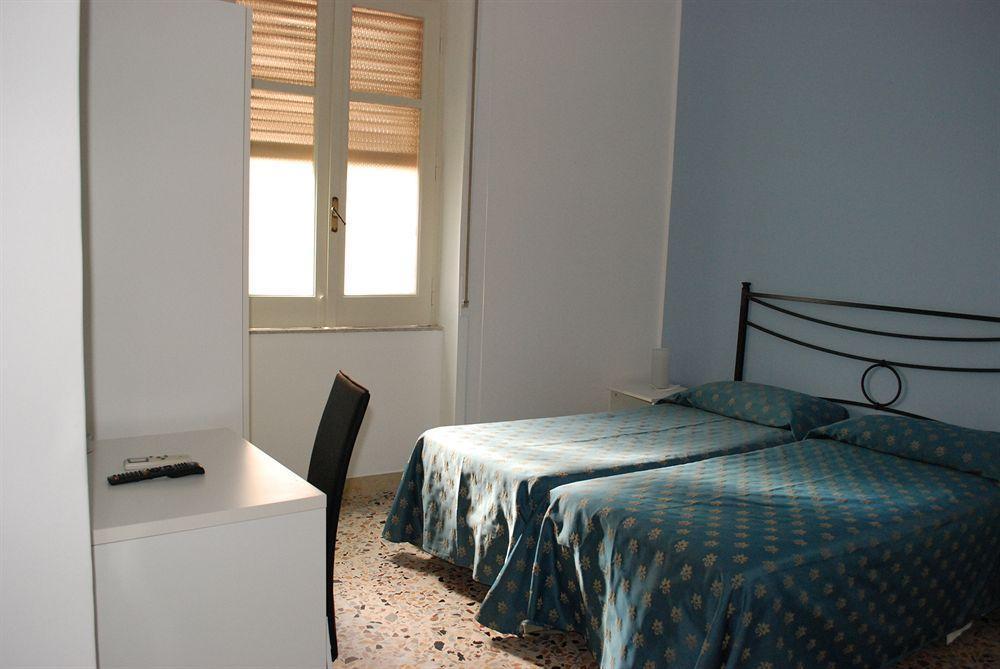 לטויאני Maniel Beach Hotel מראה חיצוני תמונה