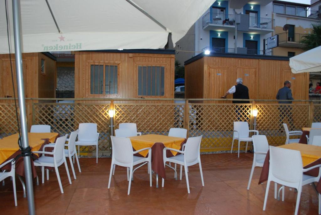 לטויאני Maniel Beach Hotel מראה חיצוני תמונה