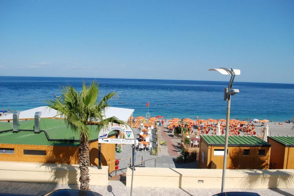 לטויאני Maniel Beach Hotel מראה חיצוני תמונה