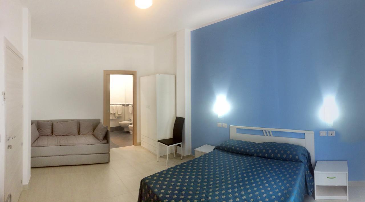לטויאני Maniel Beach Hotel מראה חיצוני תמונה